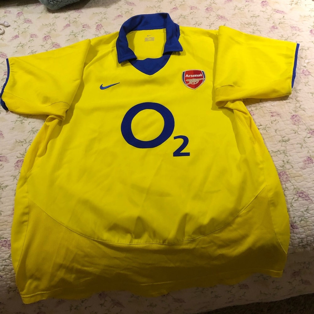 Gently used men’s soccer shirt by Nike.